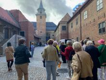 På vei inn i Akershus festning, Inngang Slottet
