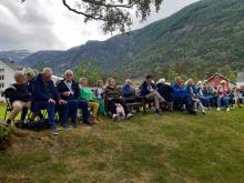 Publikum sit på stolar på Almerket