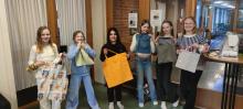 6 nøgde jenter med sitt ferdige produkt