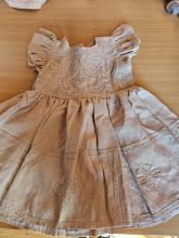 lys barnekjole med broderi