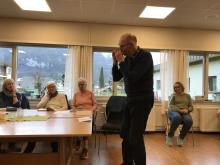 Kjell Rønning spela på munnspel.