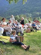 Basarpublikum utan for borstova, dame spelar toradar