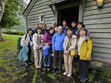 Gruppe med japanske og norske kvinner utanfor Borstova