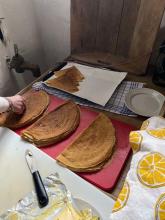 Mjølkekaker på eit bord