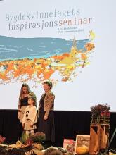 To damer og eit barn på scenen