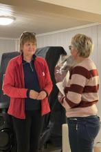 Ei dame deler ut blom