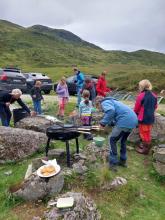 bålpanne, kvinner og born på stølstur