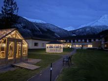 Lys i drivhuset, paviljongen og på kjeglegrana.