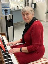 Elin Rondestveit stiller opp kvart år og spela piano.