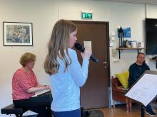 Susanne Døving underheldt med nydeleg sang.