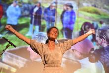 Leder Christine Sandland tar i mot hyllesten - Foto: Helle Cecilie Berger