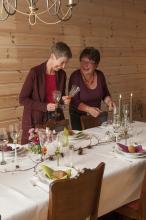 Sosialt: Anne Ka Munkjord og Barbro B. Stokke i Vivestad Bygdekvinnelag koser seg sammen når de dekker festbordet med nytt og gammelt. Foto: Kamilla Weiglin.
