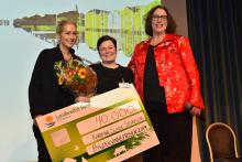 Karoline Sunde Storflor ble tildelt "Bygdekvinneprisen - Kjerringa mot strømmen" under bygdekvinnelagets inspirasjonsseminar i Trondheim. Prisutdelerne Anita Krohn Traaseth og leder i Norges Bygdekvinnelag, Ellen Krageberg, forklarte at de var dypt imponert over det Karoline har skapt. Foto: Helle Cecilie Berger.
