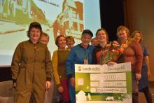 Kristin Lemme fikk med seg bygdekvinnene fra Bjørgum Bygdekvinnelag til å vise fram de flotte klærne fra Flor. Foto: Helle Cecilie Berger.