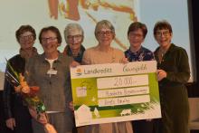 Årets lokallag 2020 er Rendalen Bygdekvinnelag 2020. Fra venstre Odveig Høye, Gro Undseth Romenstad, Else Oline Akre Haugseth, Brynhild Lervang og Karin Rugsveen, sammen med Jorun Henriksen, leder i Norges Bygdekvinnelag.