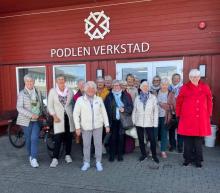 Mange blide kjekke damer på tur.