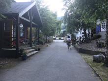 Nydeleg sommarkveld i hagen på Fjellro.