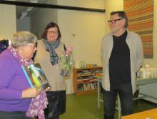 Tom Myrbråthen får takk fra bygdekvinnene i Hillestad med bøkene Vestfold spiskammers og Godt drikke