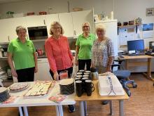 Her er Bodil, Liv Eldrid, Vigdis og Astrid klare med kaffi og kaker! - Solveig er fotograf.