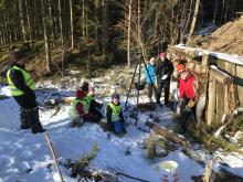 Barnehagebarn og bygdekvinner i gapahuken 