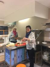 Kjellaug og Anne Lise i gang på kjøkkenet