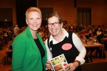 Nestleder i Senterpartiet, Anne Beathe Tvinnereim med generalsekretær i Norges Bygdekvinnelag, Cesilie Aurbakken. Foto: Helle Berger.