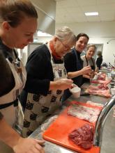 Kvinner lager kjøttrull