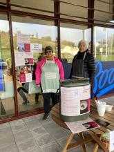 kvinner deler ut potetsuppe på verdens matvaredag