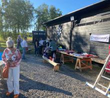 klær og ting utstilt til byttedag