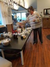 Kvinne viser frem kremer og oljer