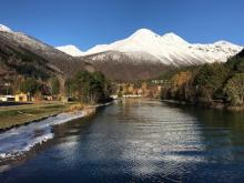 Vinterstemning i Valldal. Det går mot solsnu.