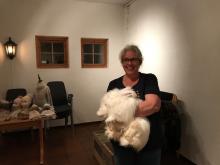 Vigdis Garder med angorakanin foto: Trine Evensen